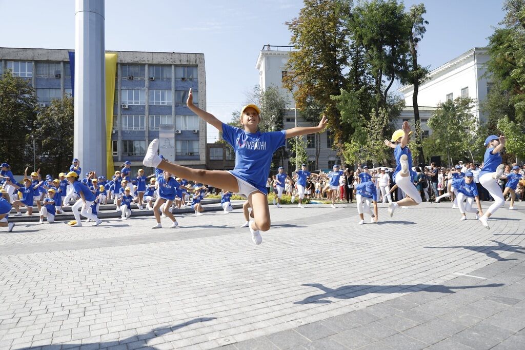 Забіг в вишиванках, патріотичний флешмоб і святкова хода: як Дніпро відзначив День Незалежності