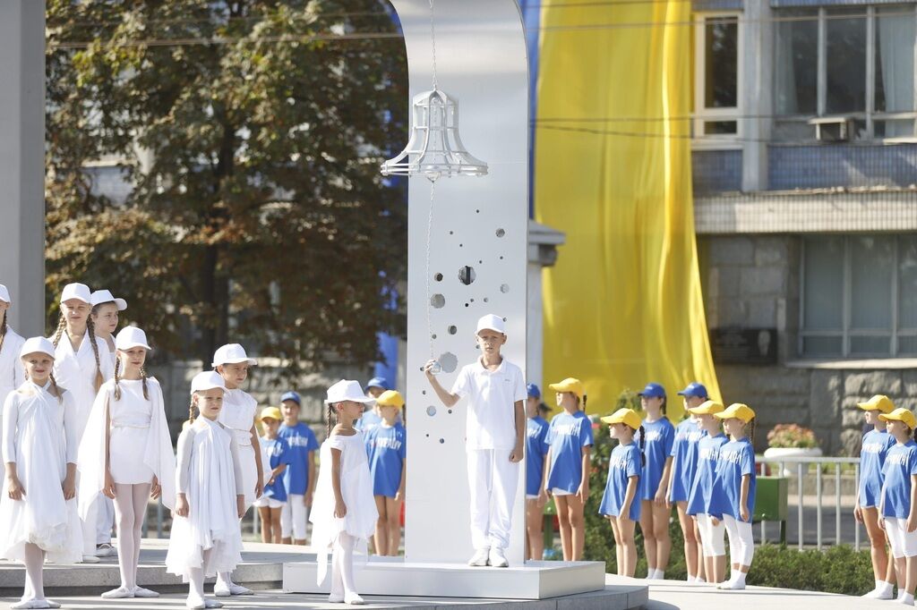 Забіг в вишиванках, патріотичний флешмоб і святкова хода: як Дніпро відзначив День Незалежності