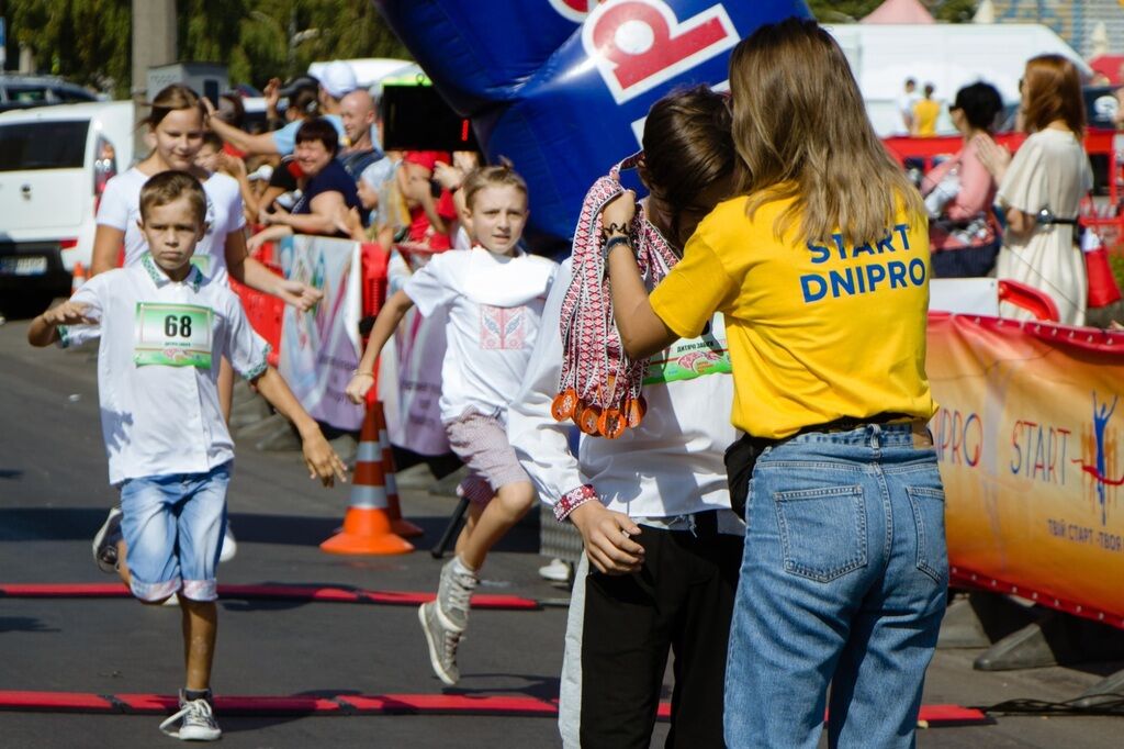 Пробігти набережною Дніпра в вишиванці на честь Дня Незалежності приїхали учасники з Києва, Харкова, Кривого Рогу, Львова та Нікополя.