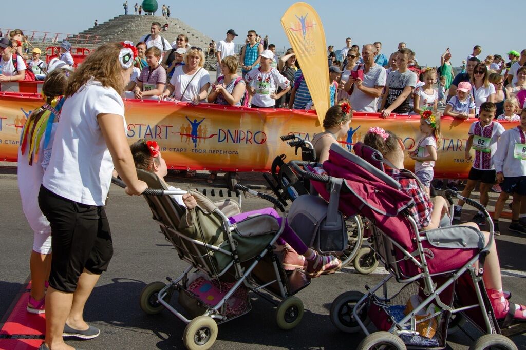 Забіг в вишиванках, патріотичний флешмоб і святкова хода: як Дніпро відзначив День Незалежності