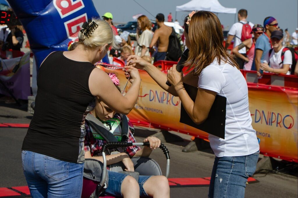 Забіг в вишиванках, патріотичний флешмоб і святкова хода: як Дніпро відзначив День Незалежності
