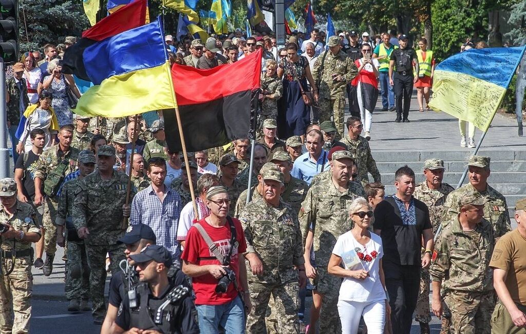 Забіг в вишиванках, патріотичний флешмоб і святкова хода: як Дніпро відзначив День Незалежності