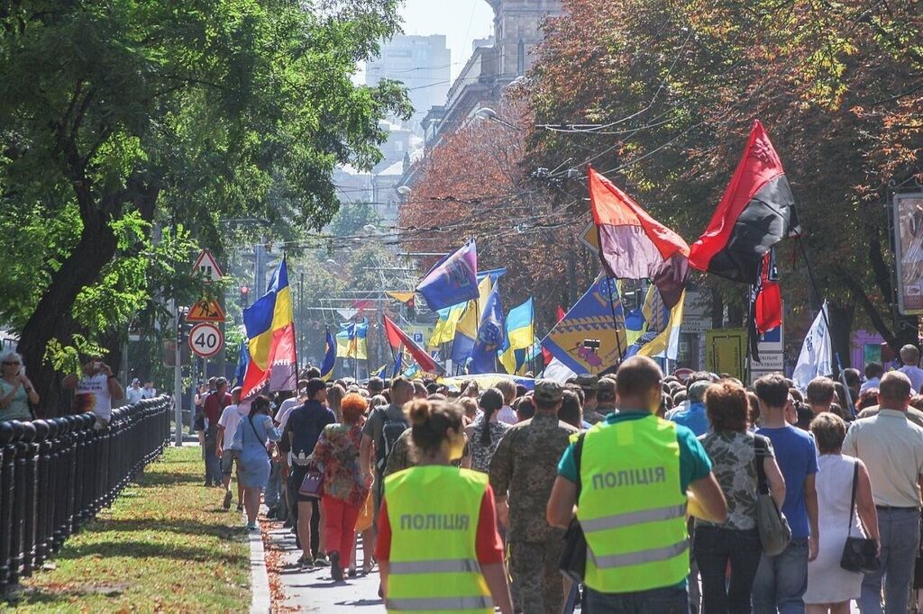 Забіг в вишиванках, патріотичний флешмоб і святкова хода: як Дніпро відзначив День Незалежності