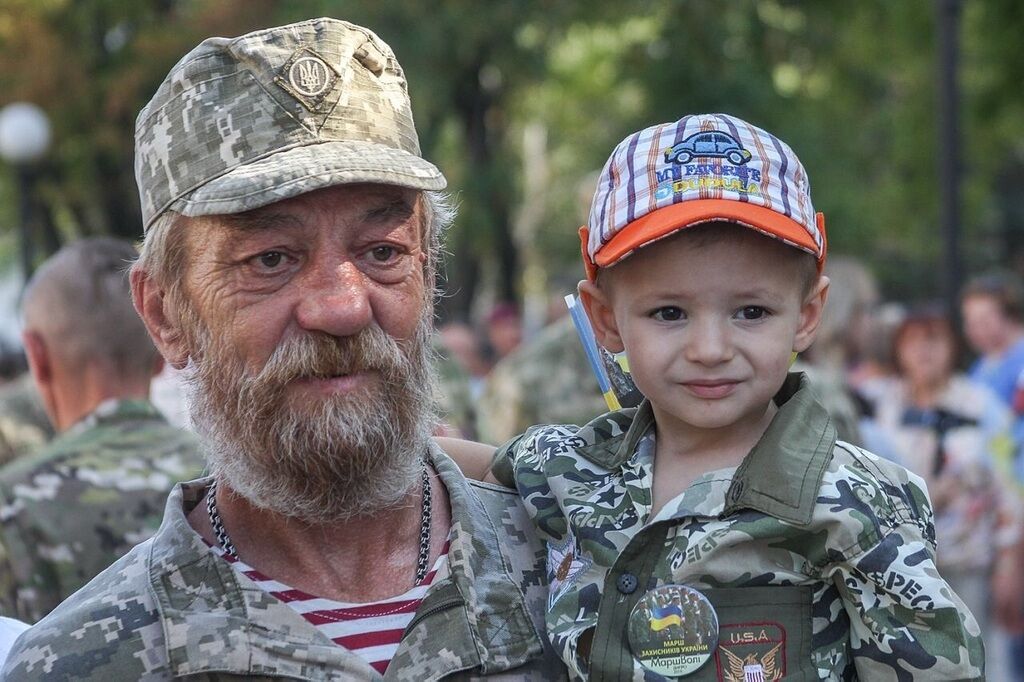 Забіг в вишиванках, патріотичний флешмоб і святкова хода: як Дніпро відзначив День Незалежності