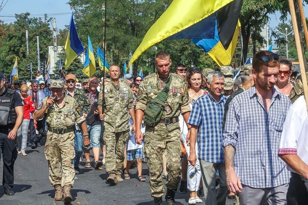 Забіг в вишиванках, патріотичний флешмоб і святкова хода: як Дніпро відзначив День Незалежності