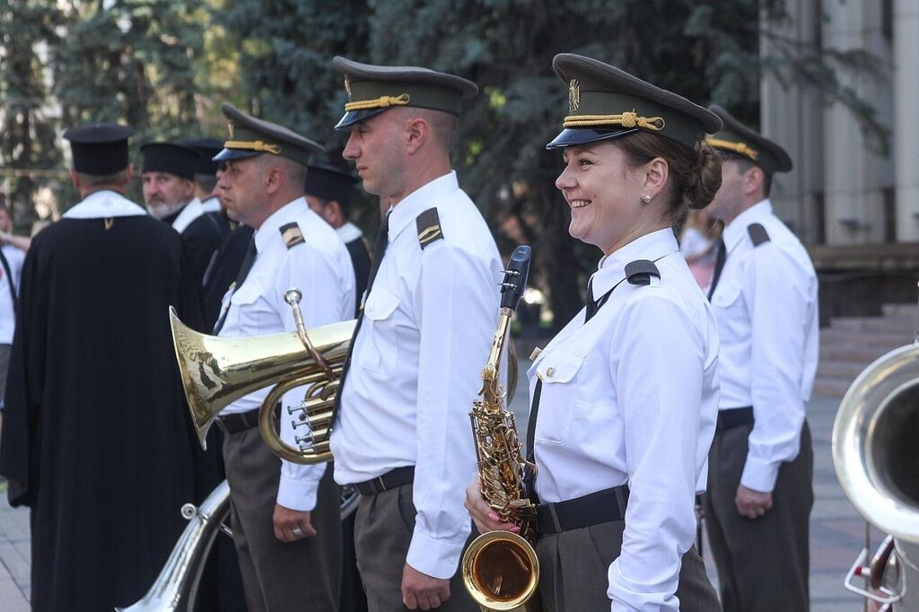 Забіг в вишиванках, патріотичний флешмоб і святкова хода: як Дніпро відзначив День Незалежності