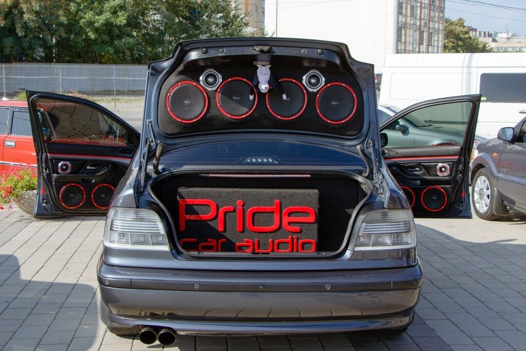 На Фестивальному причалі влаштували офіційний етап чемпіонату України з автозвуку та тюнінгу: з'їхалися 50 професійних машин з 20 міст України