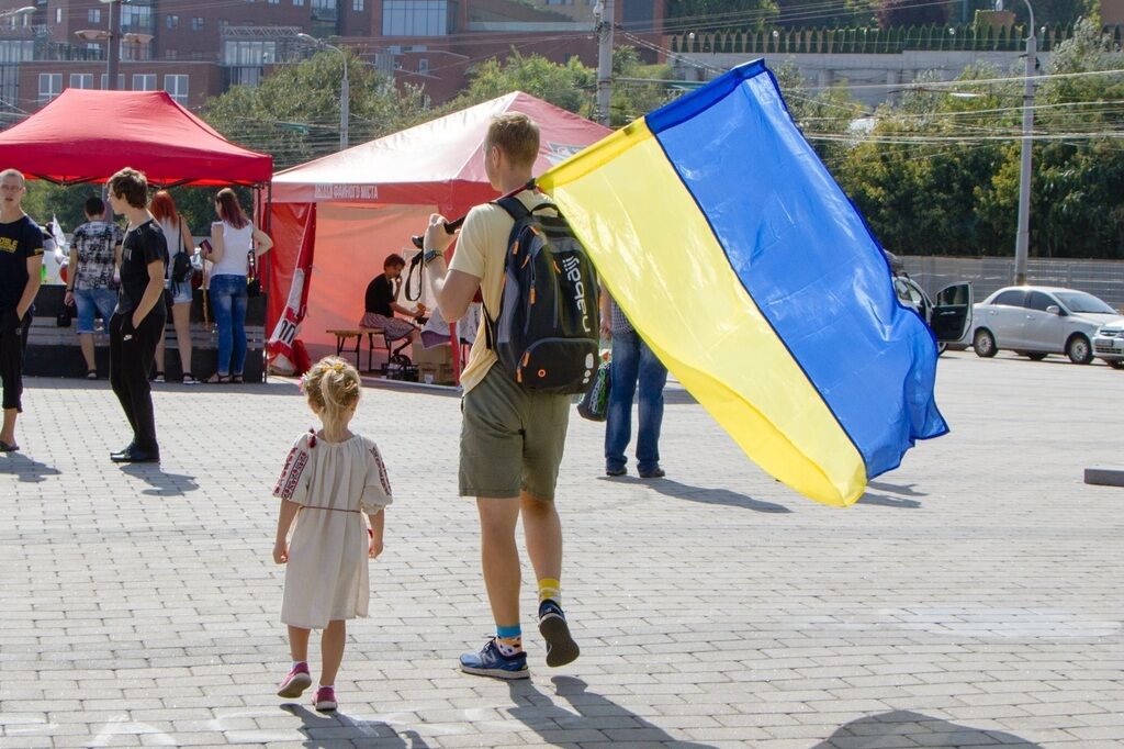 Забіг в вишиванках, патріотичний флешмоб і святкова хода: як Дніпро відзначив День Незалежності