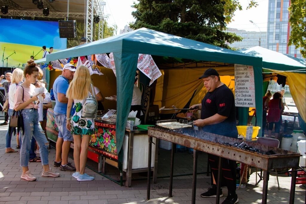 Забіг в вишиванках, патріотичний флешмоб і святкова хода: як Дніпро відзначив День Незалежності