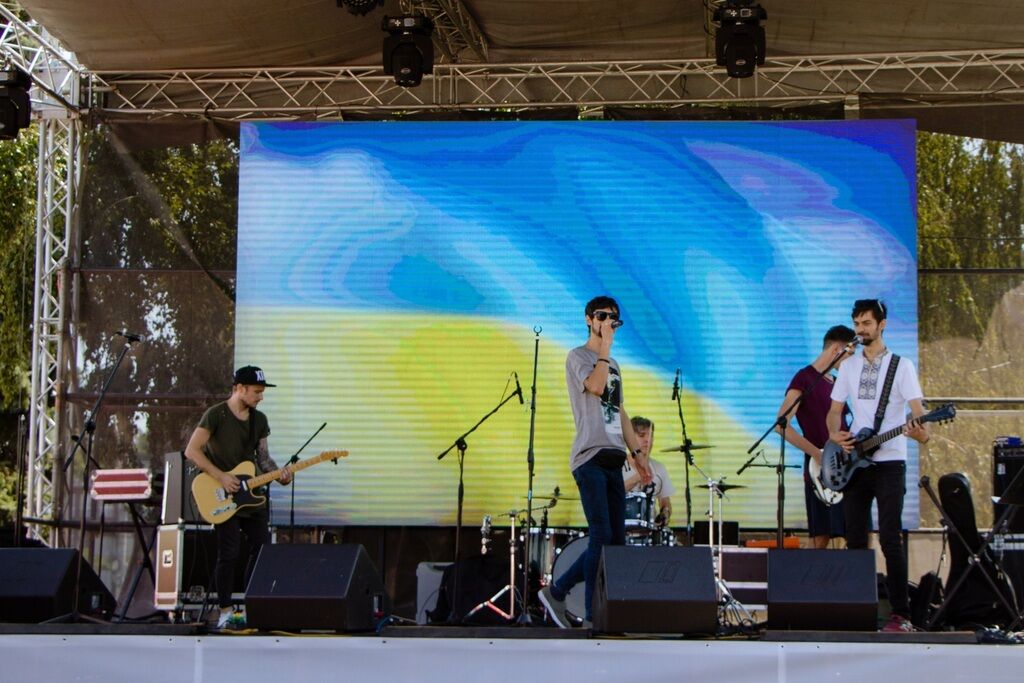 Забіг в вишиванках, патріотичний флешмоб і святкова хода: як Дніпро відзначив День Незалежності