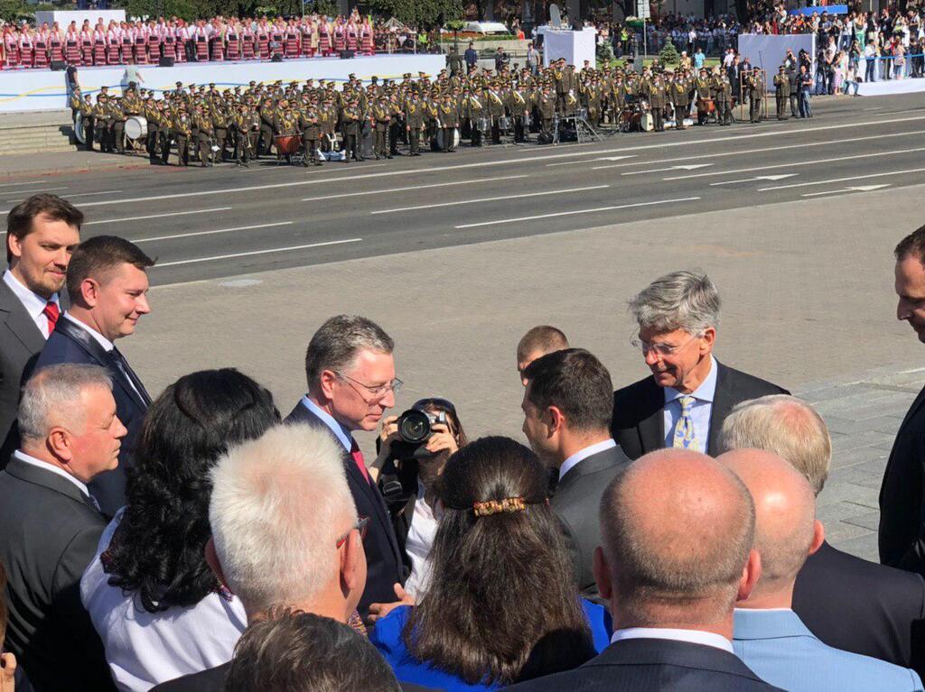 Зеленский жмет руку Волкеру