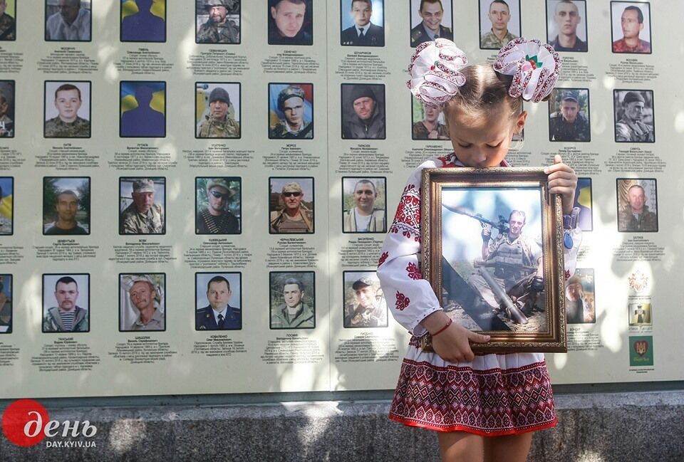 Дівчинка з фото загиблого батька