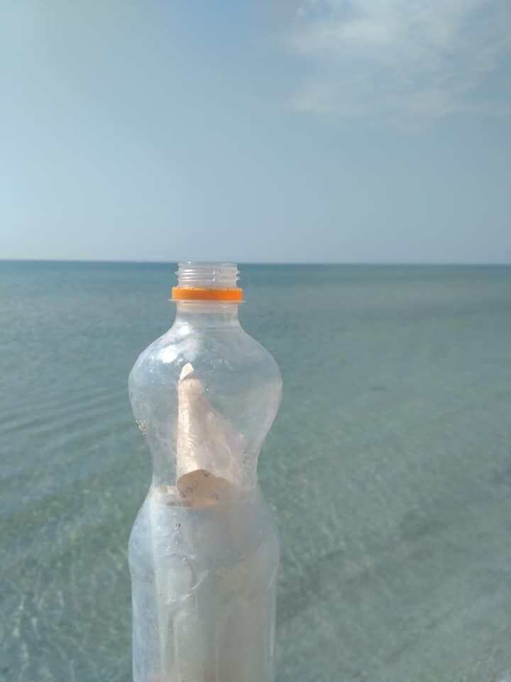 В море на украинском курорте нашли послание в бутылке: фото письма