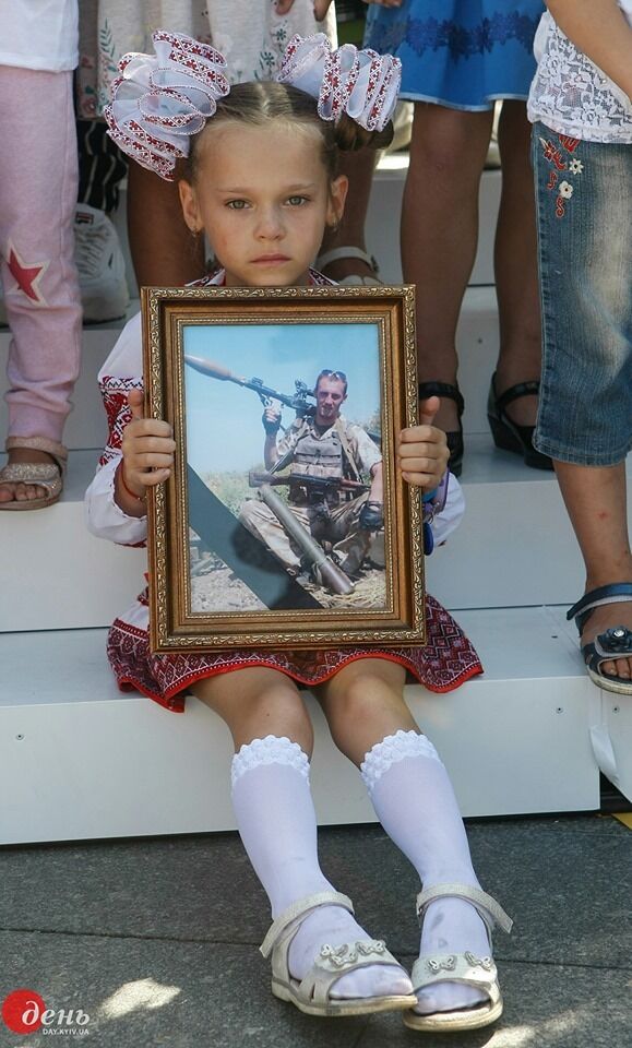 Ребенок с портретом отца
