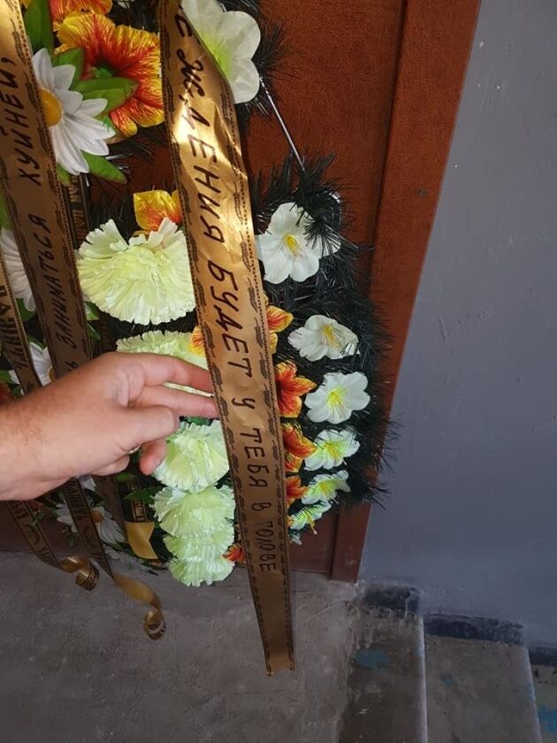 Труна з хрестом і сокира в дверях: відомому активісту пригрозили вбивством. Фото