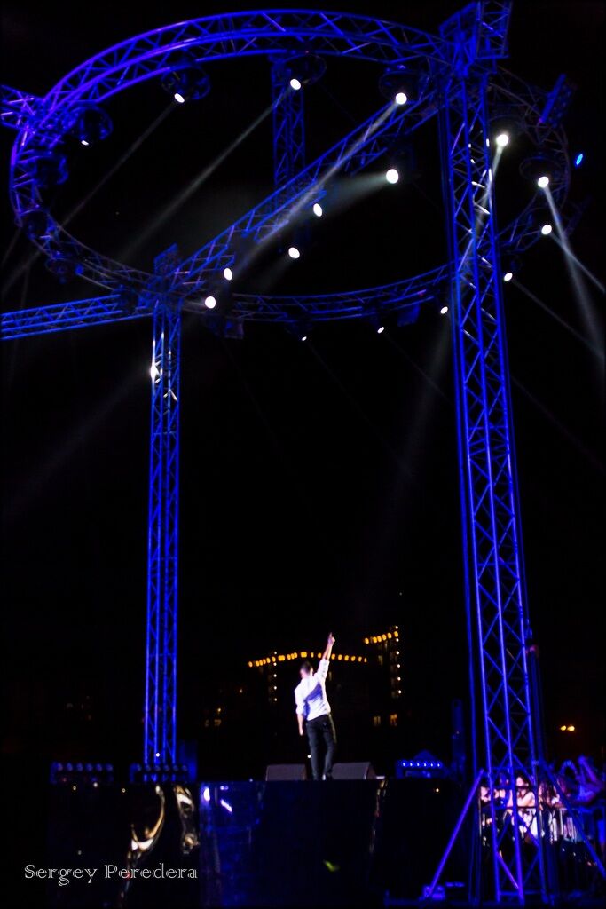 Шесть тысяч фонарей и Тополя в вышиванке: как "Антитіла" устроили шоу в Одессе
