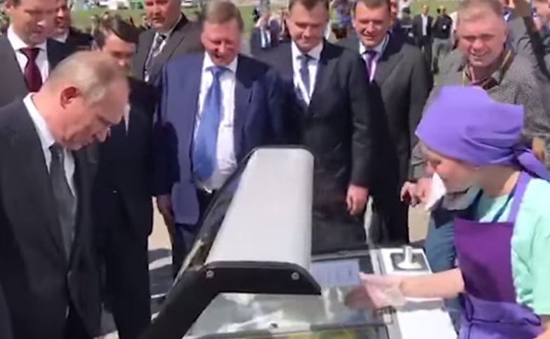 Президент РФ Володимир Путін купує морозиво в 2017 році