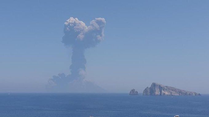 В Італії зняли потужне виверження вулкана: фото і відео стихії