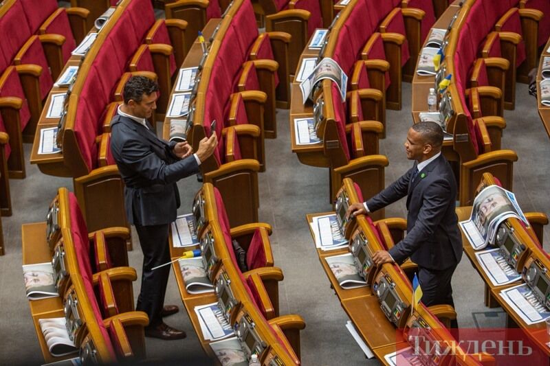 Новоизбранные депутаты устроили фотосессию в Раде