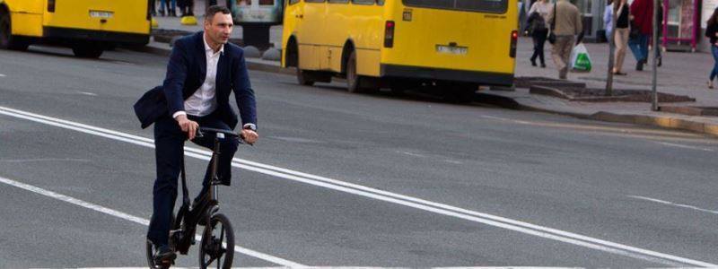 Мэр города Киев Виталий Кличко приехал к парламенту на велосипеде