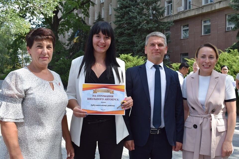 У райони і ОТГ Миколаївщини передали 24 нових шкільних автобуса