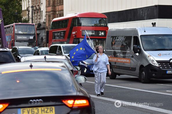 Королева Британии остановила работу парламента: начались массовые протесты