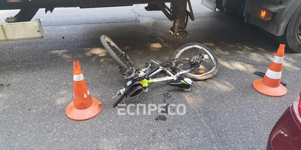 Едва не оторвало ногу: в Киеве грузовик сбил ребенка. Фото ДТП