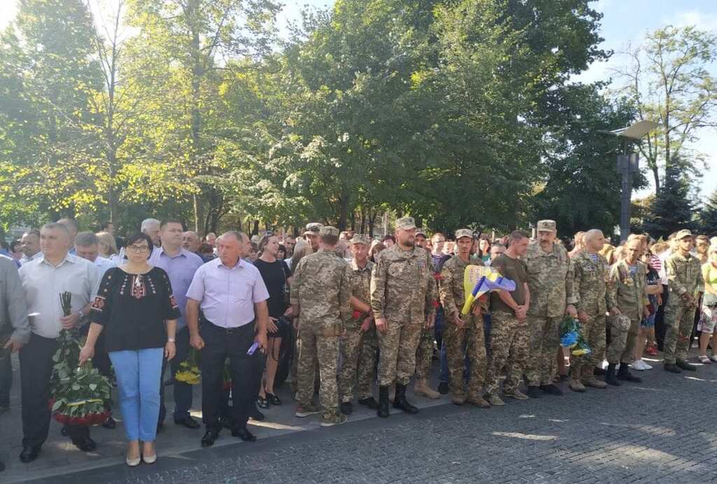 Віддати належне захисникам України прийшли сотні людей