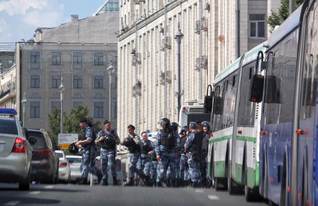 Все місто в спецназі: мережу шокували кадри з Москви