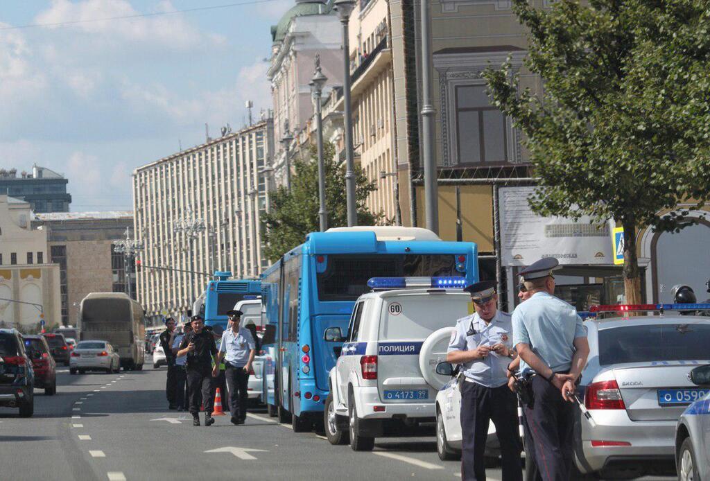 Весь город в спецназе, в небе вертолеты: сеть шокировали кадры "оккупированной" Москвы