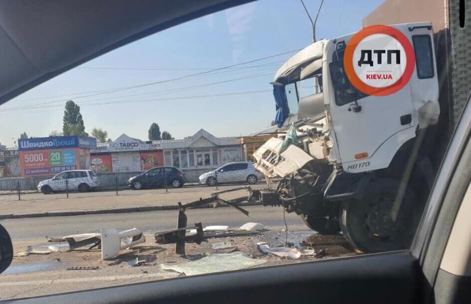В Киеве произошло жуткое ДТП с грузовиками