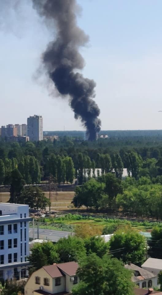 У Києві спалахнула масштабна пожежа на складах