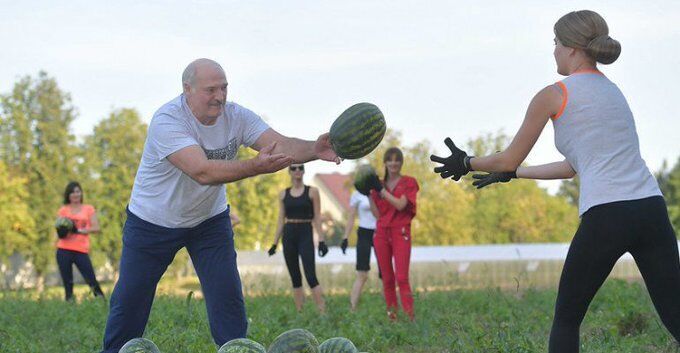 В окружении девушек со спелыми арбузами: именинник Лукашенко удивил развлечениями