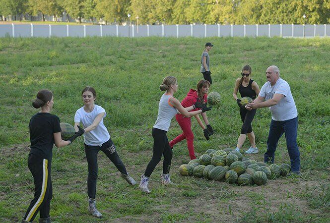 В оточенні дівчат зі стиглими кавунами: іменинник Лукашенко здивував розвагами