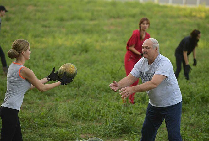 В окружении девушек со спелыми арбузами: именинник Лукашенко удивил развлечениями