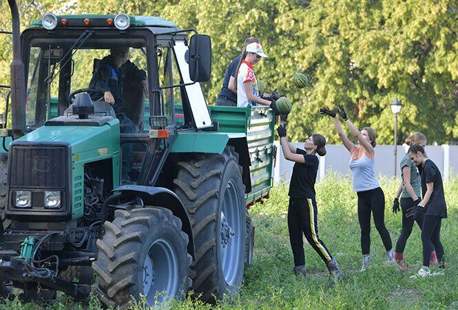 В оточенні дівчат зі стиглими кавунами: іменинник Лукашенко здивував розвагами