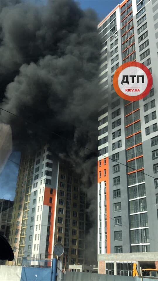 Примчались врачи и спасатели: в Киеве в новострое вспыхнул масштабный пожар