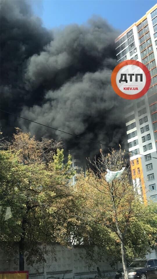 Примчались врачи и спасатели: в Киеве в новострое вспыхнул масштабный пожар