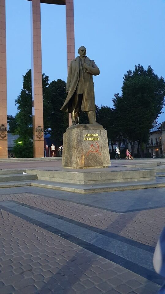 Во Львове поймали фаната СССР, испортившего памятник Бандере: фото и видео