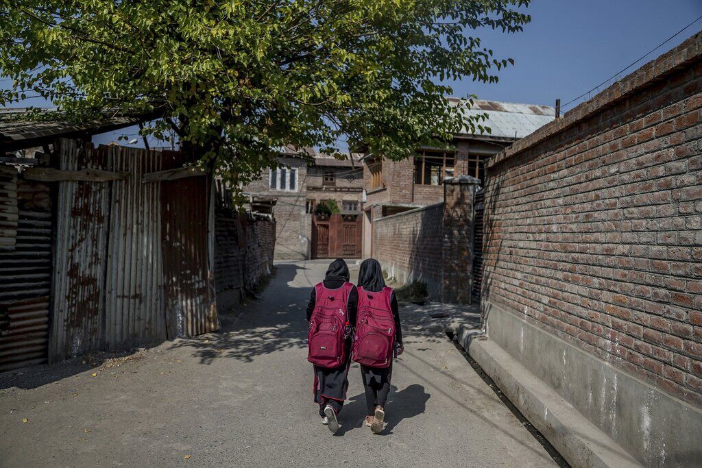 Две девушки возвращаются домой после посещения специального учебного центра, созданного в местной мечети в Шринагаре, Индия