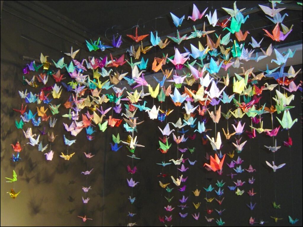 Бумажный журавлик-оригами символ памяти о жертвах
