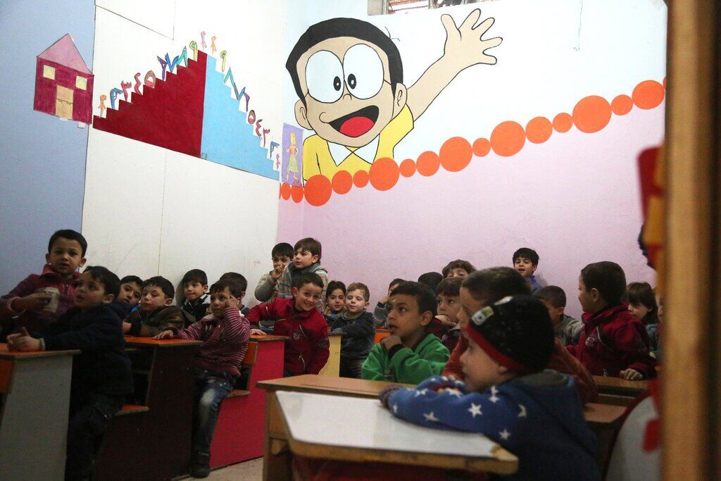 Ученики первых классов посещают подвальную школу в Сирийской Арабской Республике