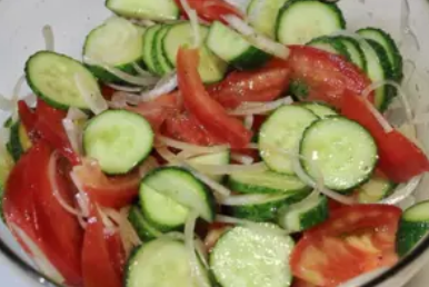 Рецепт смачного салату з огірків і помідорів на зиму