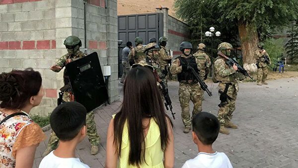 У Киргизстані спецназ штурмував будинок експрезидента: є загиблий, десятки поранених