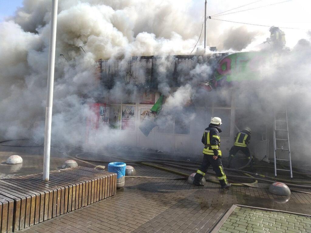 Пожар в Киеве около станции метро 