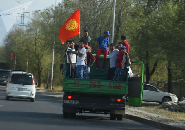 Сторонники Атамбаева выехали к резиденции