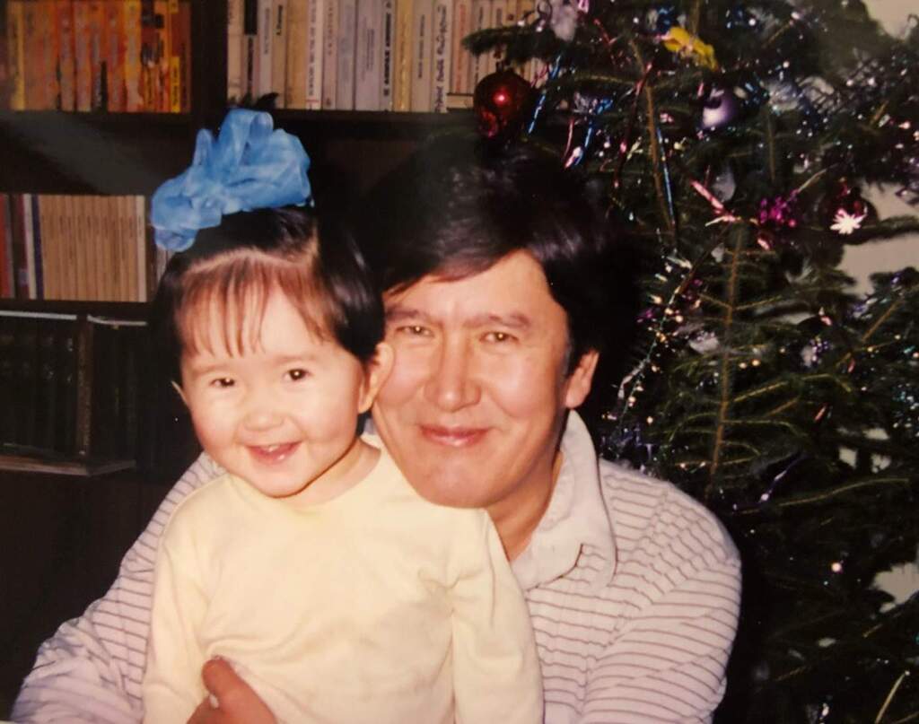 Детское фото Алии с отцом