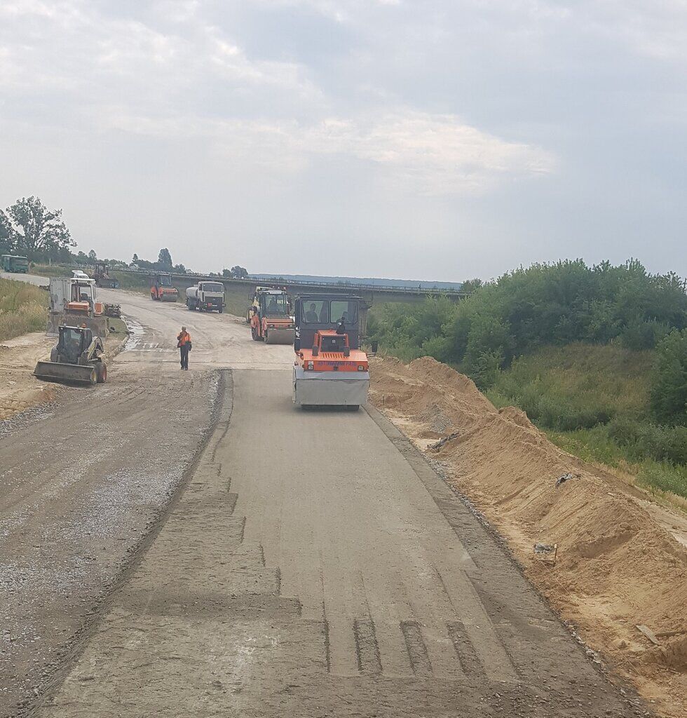Трасса пролегает до международного контрольно-пропускного пункта "Устилуг – Зосин" на украинско-польской границе