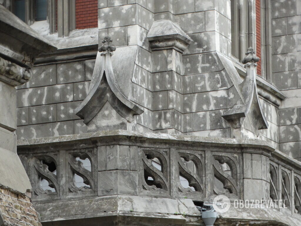 Уже много лет главный фасад костела имеет "леопардовый" окрас
