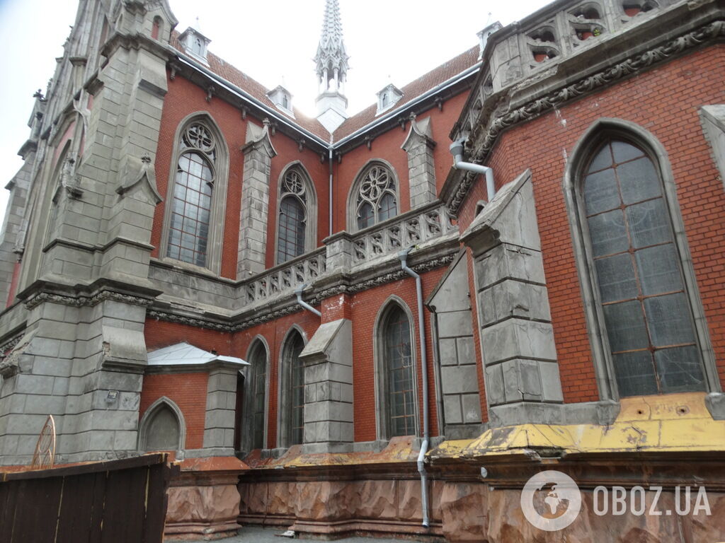 Відсутність ремонту ховають за будівельними парканами